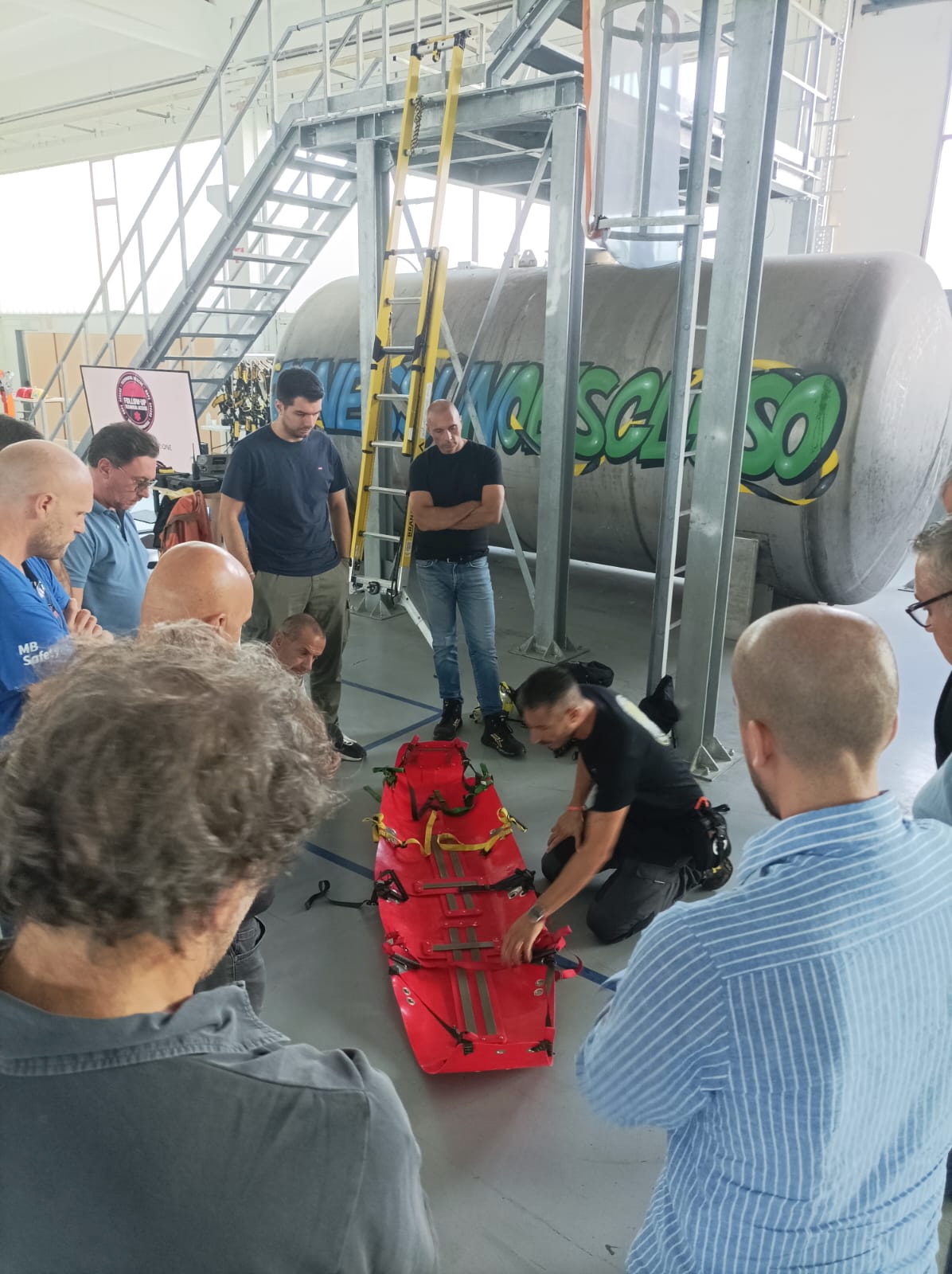 Dimostrazione di recupero con barella toboga negli spazi confinati