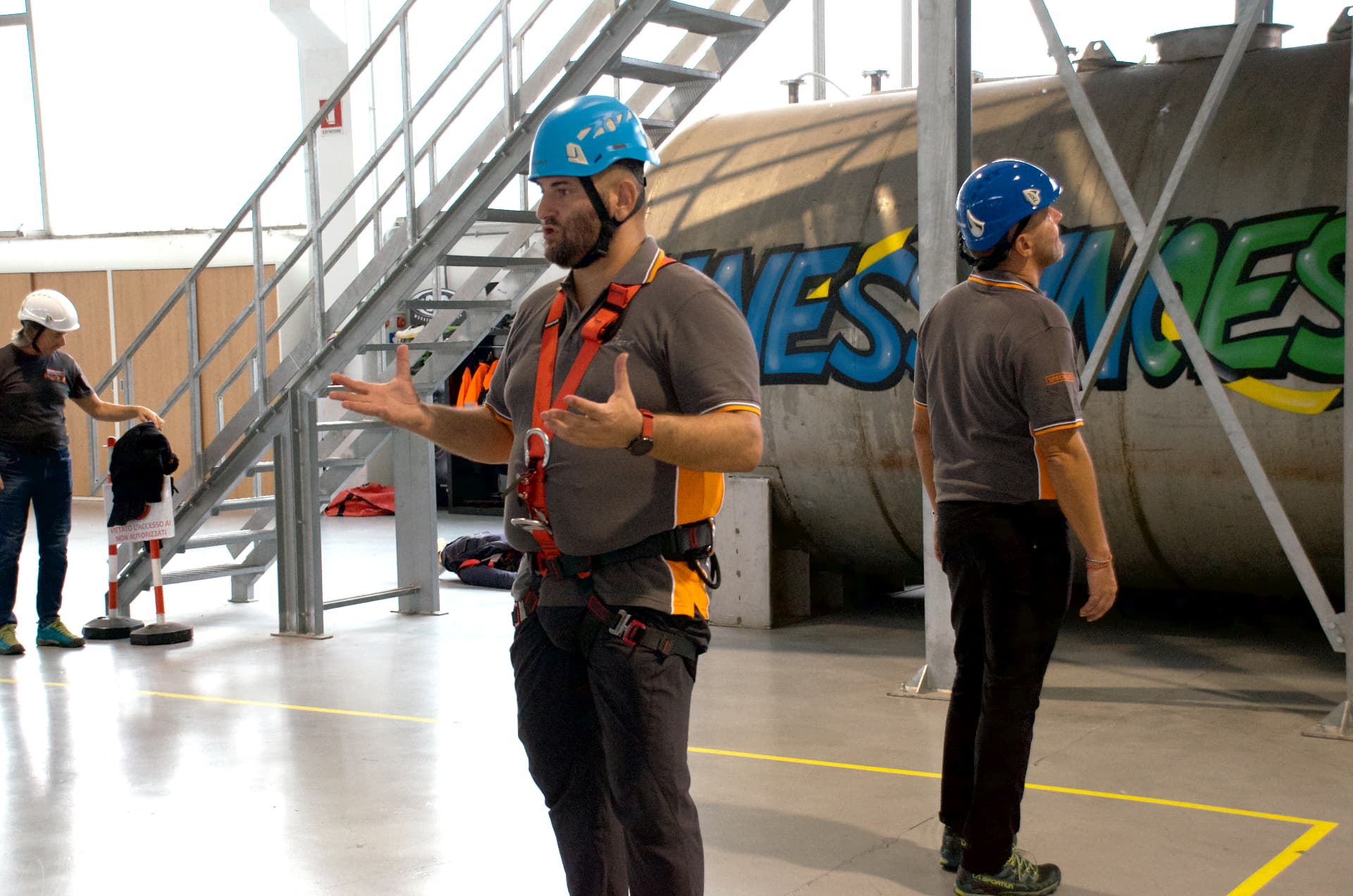 Docente IN-SAFETY® con casco e imbracatura spiega le tecniche di sicurezza