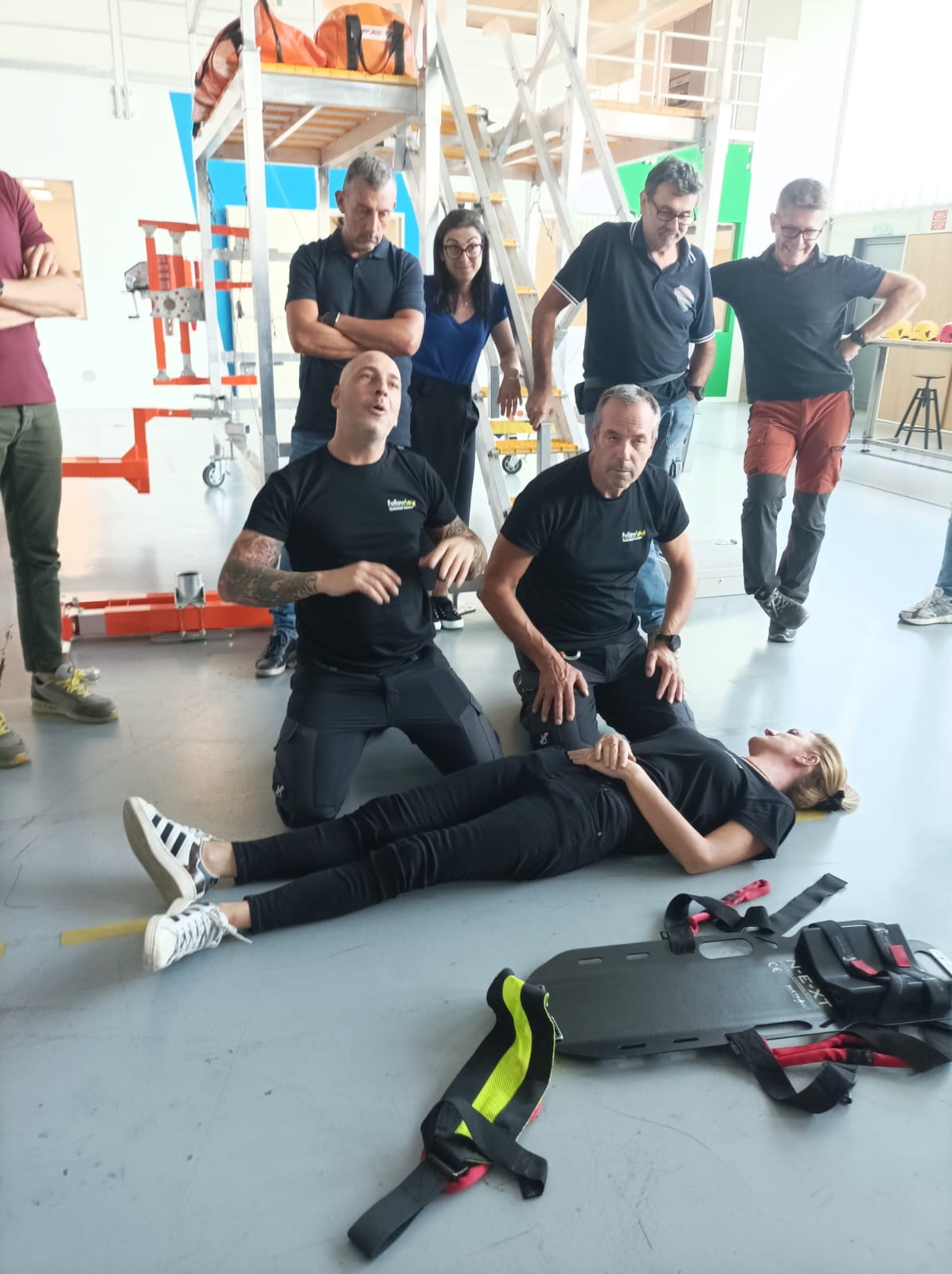Operatori impegnati nell'immobilizzazione di un infortunato durante un'esercitazione